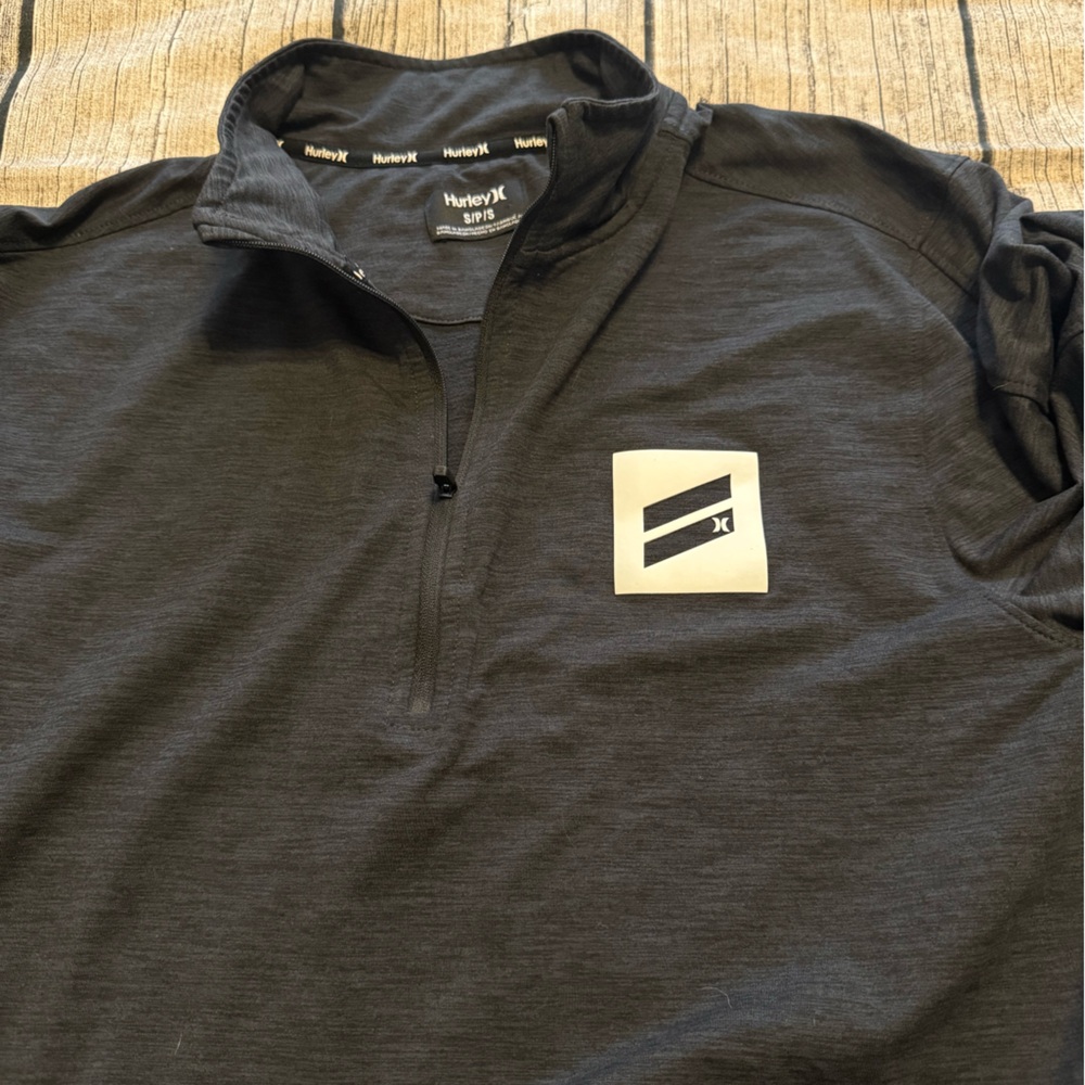 Like new. Hurley pullover. Men’s size S. Fits youth size XL
